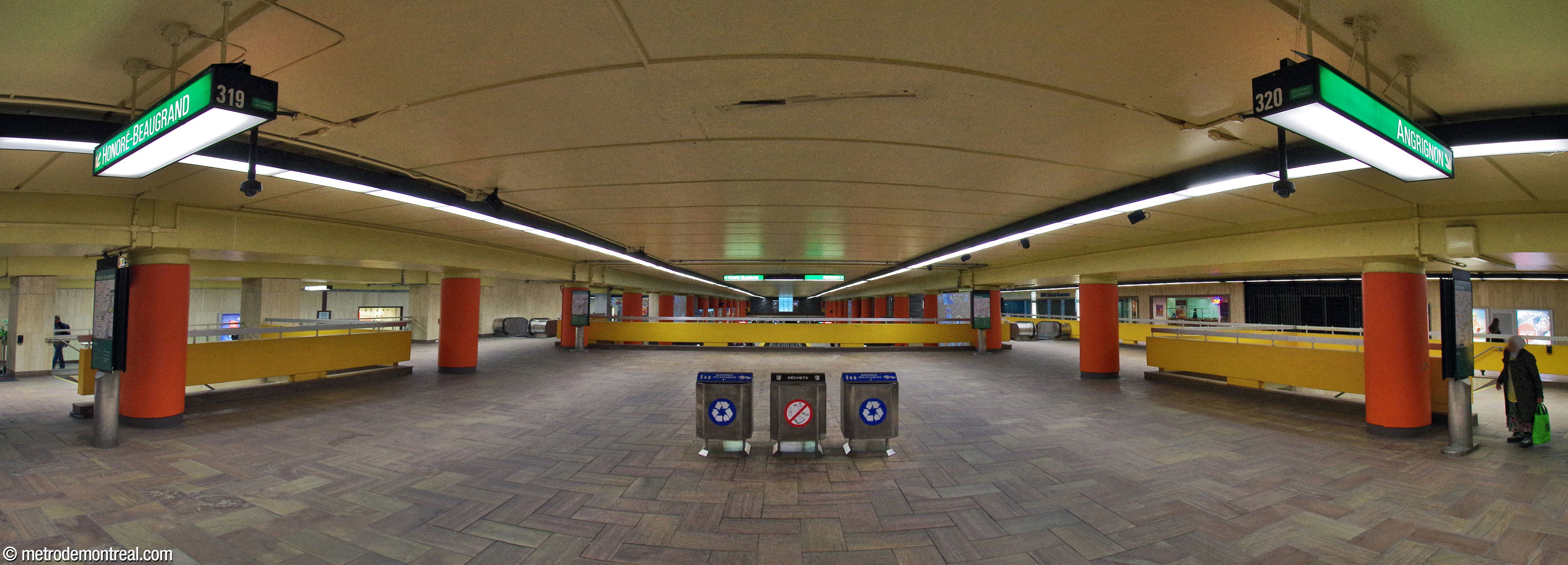 The broad fare-paid zone of the eastern ticket hall, with two stairwells to each platform.