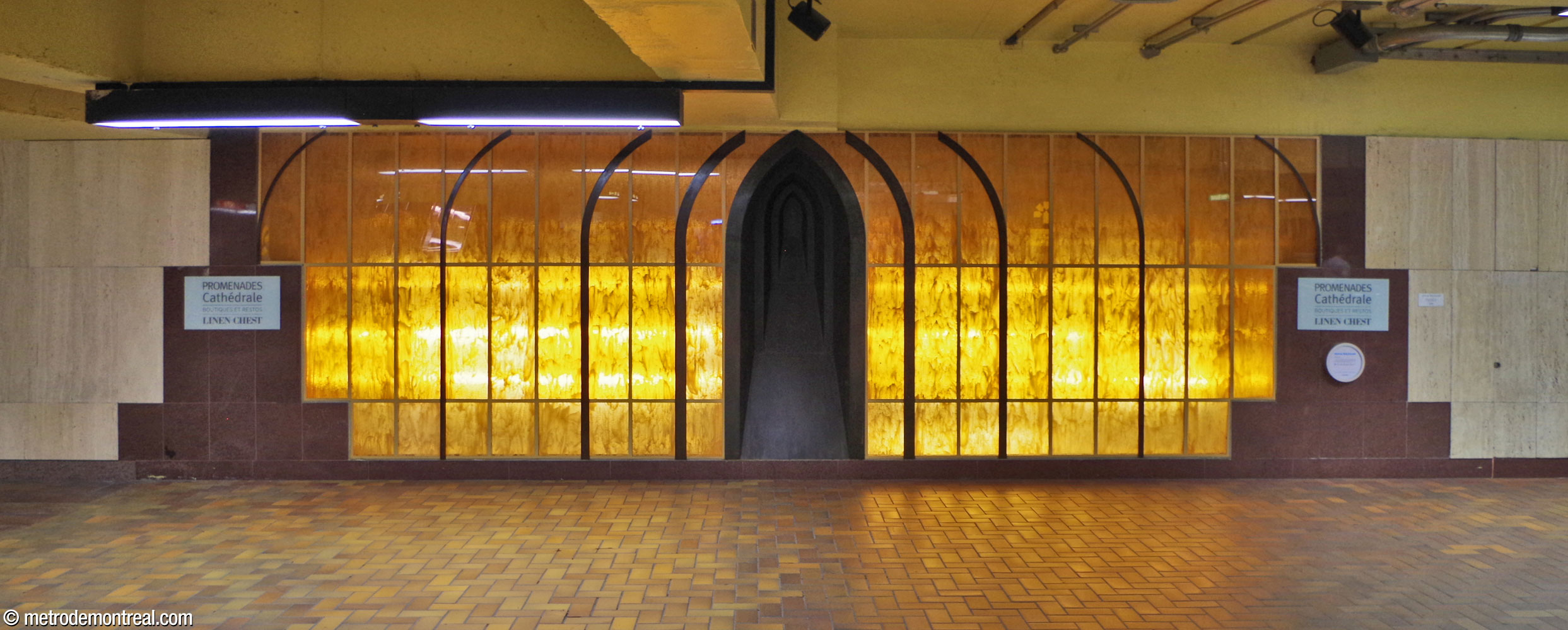 Passūs by Murray MacDonald, an artwork featuring a pattern of moving lights, located between the Union Sud exit and the access to Promenades Cathédrale.
