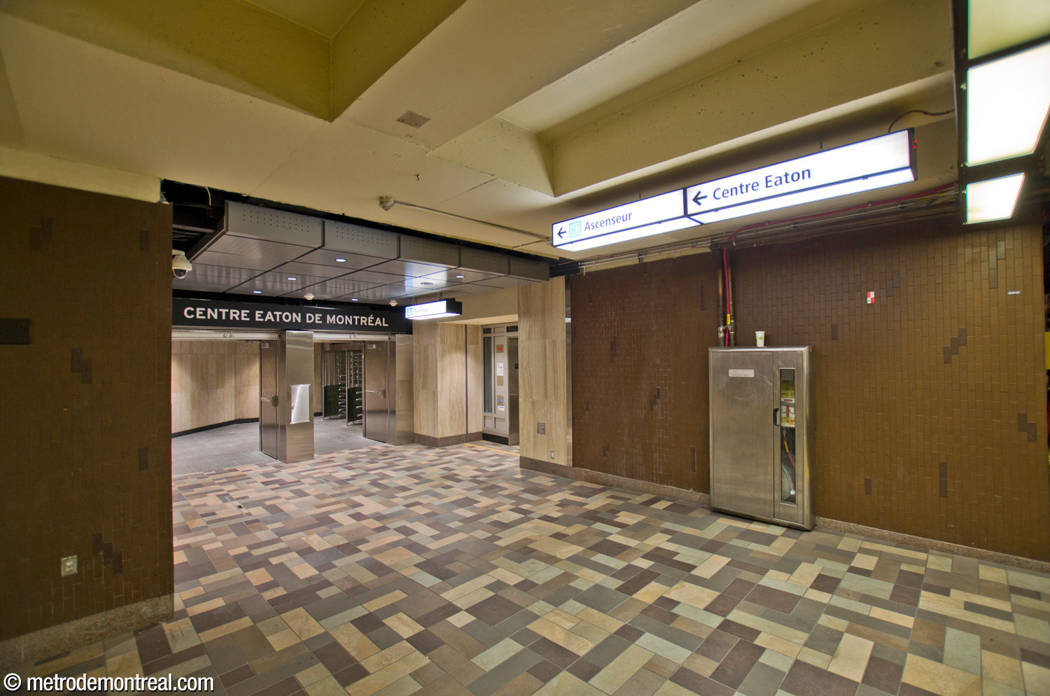 The direct platform-level access to Centre Eaton from the western end of the Honoré-Beaugrand platform, beside the elevator connecting the platform to the ticket hall.