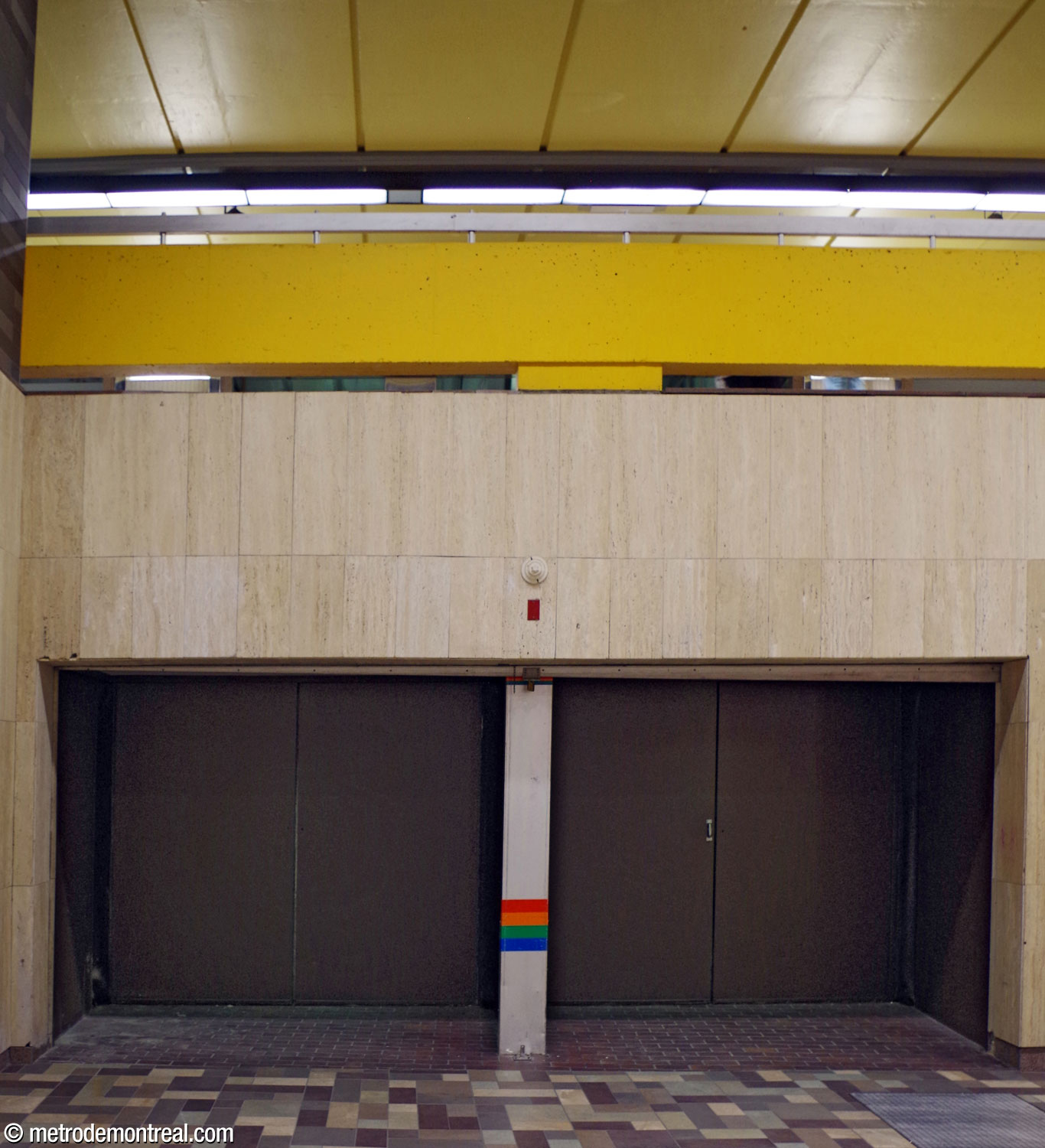 The now closed platform-level access to 2001 Robert-Bourassa (formerly Les Galeries 2001), on the Angrignon platform.