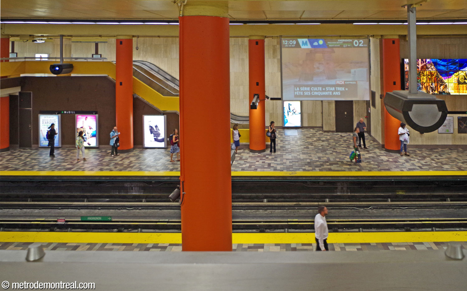 View of the eastern part of the platforms from the north passage, with one of the two flights of stairs from the Honoré-Beaugrand platform to the eastern ticket hall.