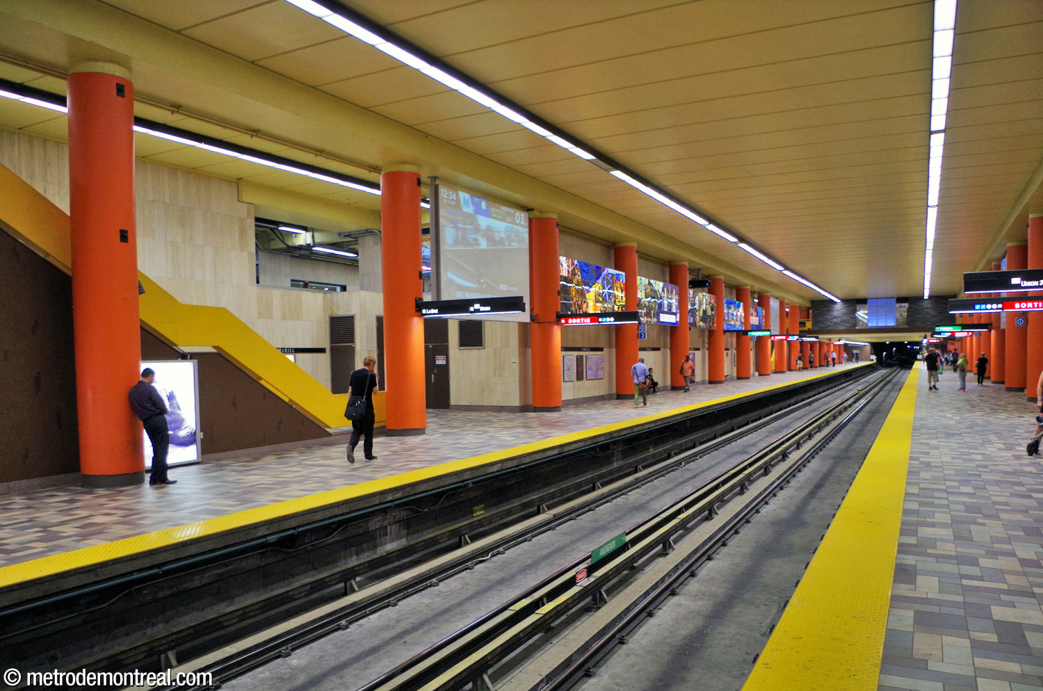 View of the trainroom from the eastern part of the Angrignon platform.
