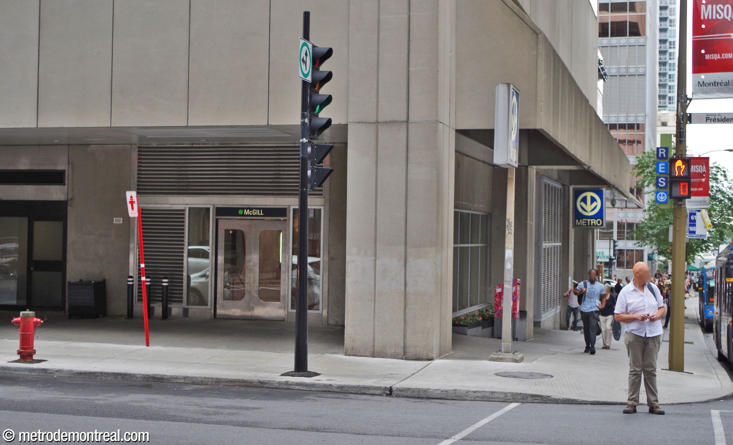 The Robert-Bourassa entrance, under the overhang of Place London Life.