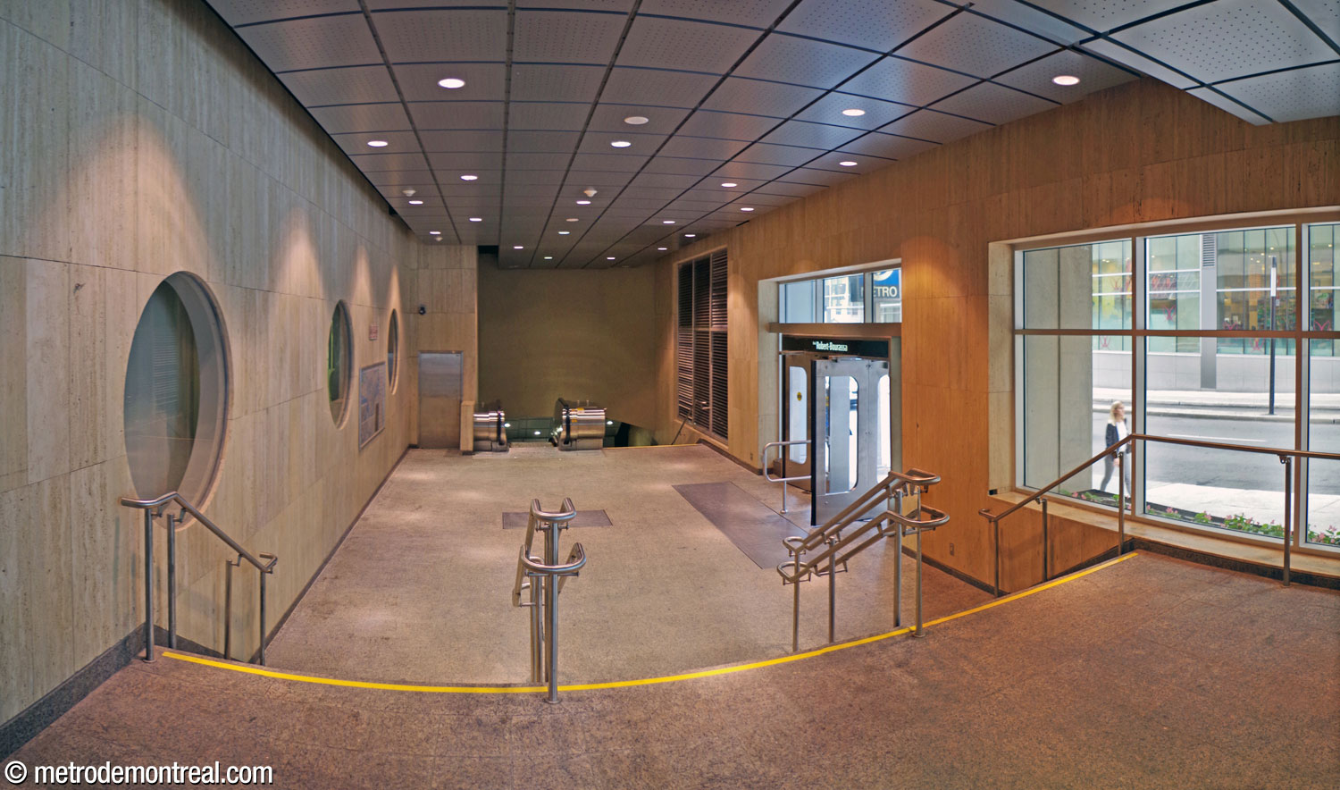 Interior of the Robert-Bourassa entrance.