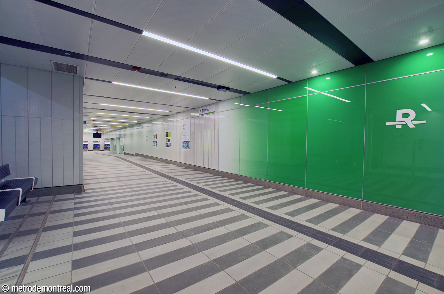 One of the station’s decorative gradient panels, located in the corridor between the ticket halls. This one is white and green and features a REM logo.