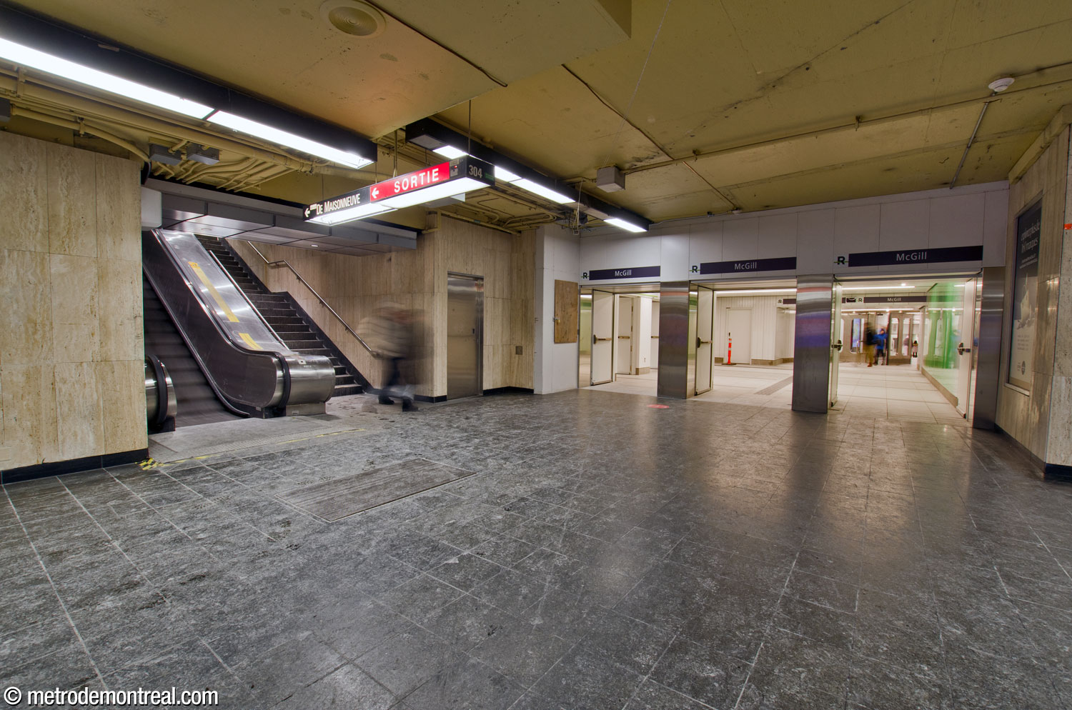The entrance to the passage to the REM station from the west concourse, at the foot of the stairs from the De Maisonneuve Ouest entrance.