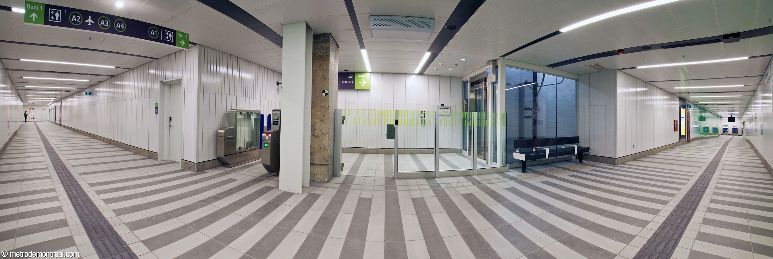 The corridor running along the west side of the station and connecting the two ticket halls; the ticket machines of the north ticket hall are visible at far right. The corridor also gives access to the elevator to the southbound platform via a separate fare-paid zone, centre.