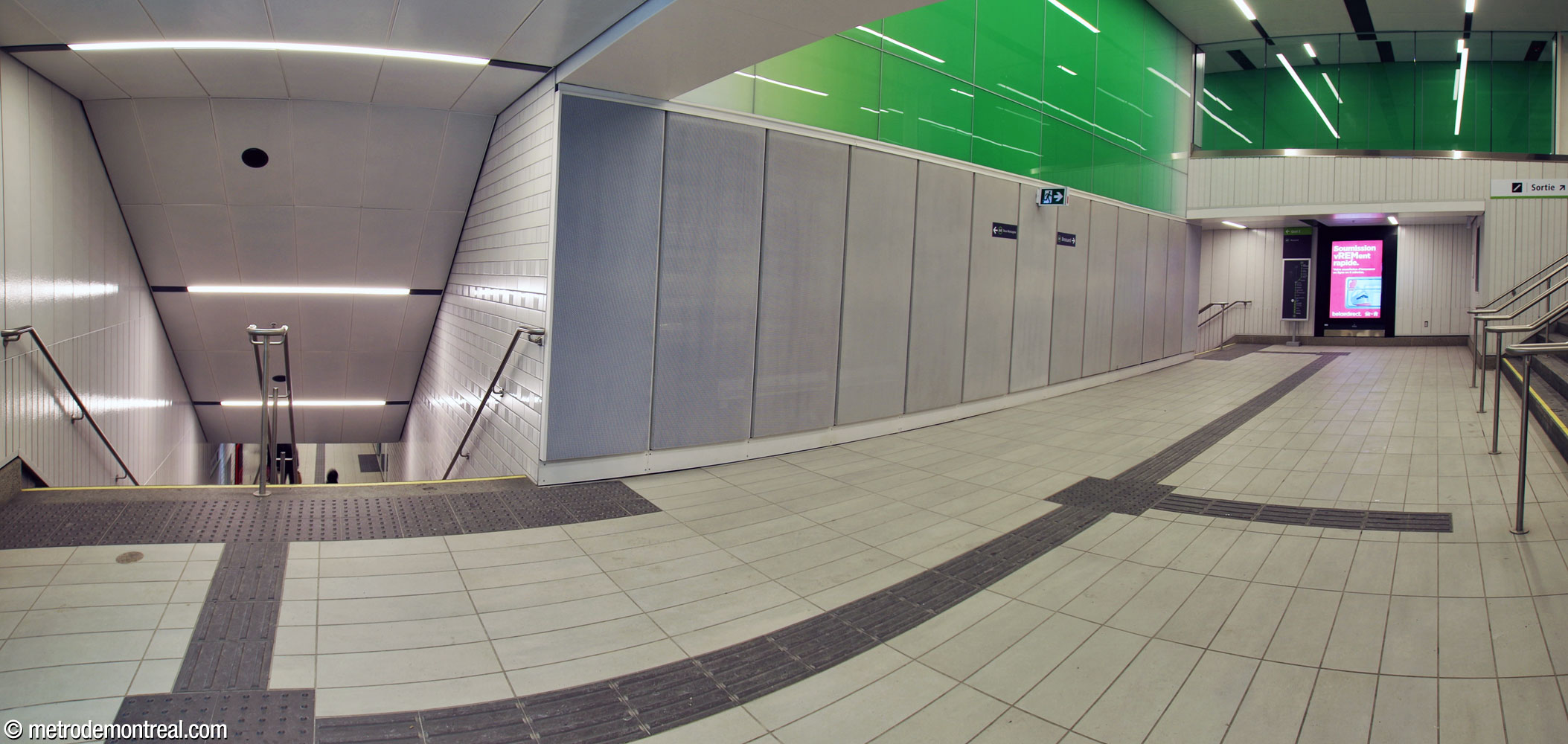 The landing in the stairway from the north ticket hall to the platforms. The stairwell at left leads down to the northbound platform.