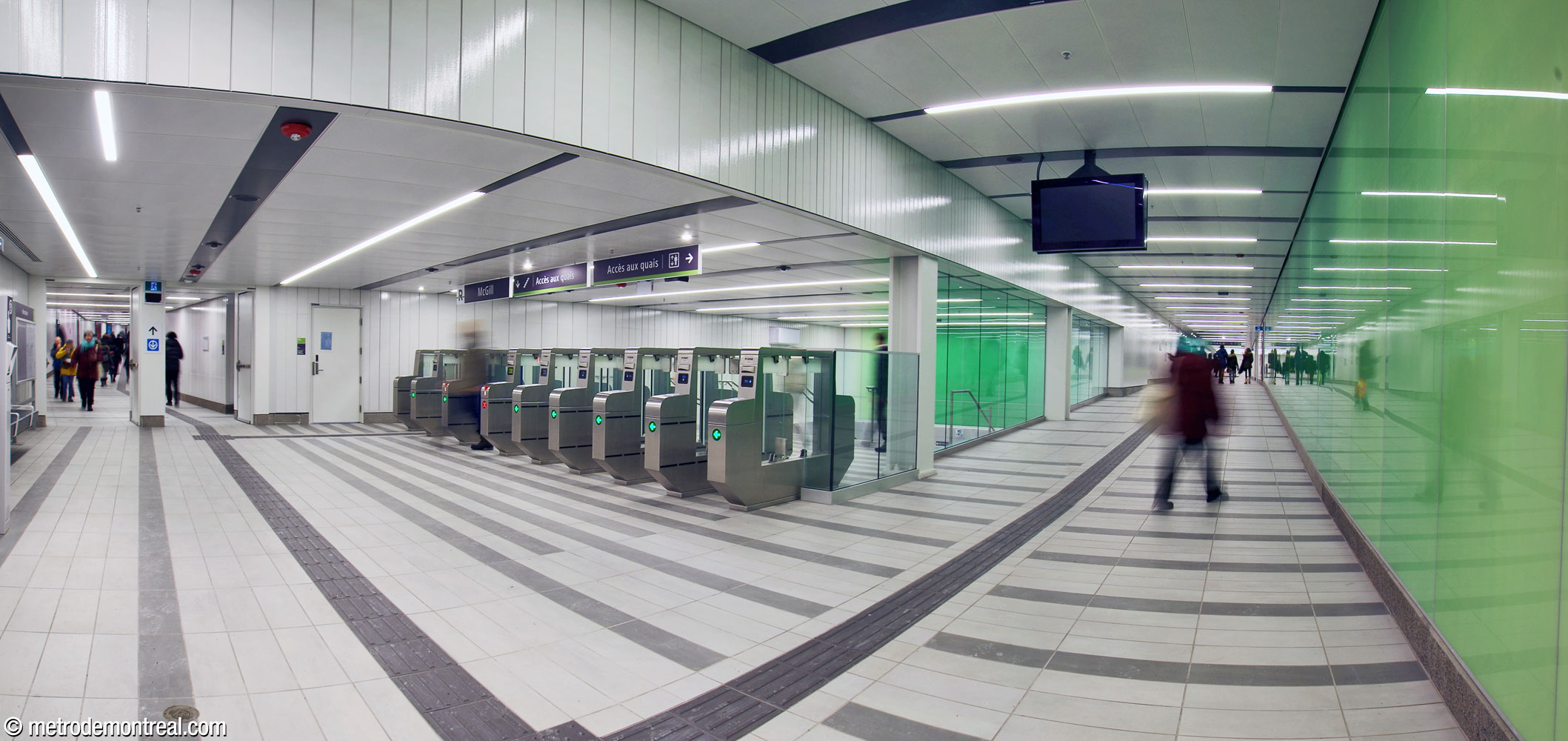 The north ticket hall of the REM station. At left is the passage to the metro station; at right, the corridor to the south ticket hall.