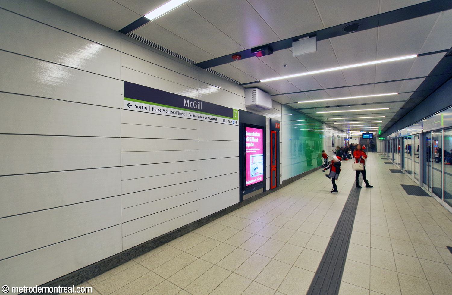 The southbound platform (direction A1/Brossard), designated platform 2. Note the decorative blue-green gradient panel.