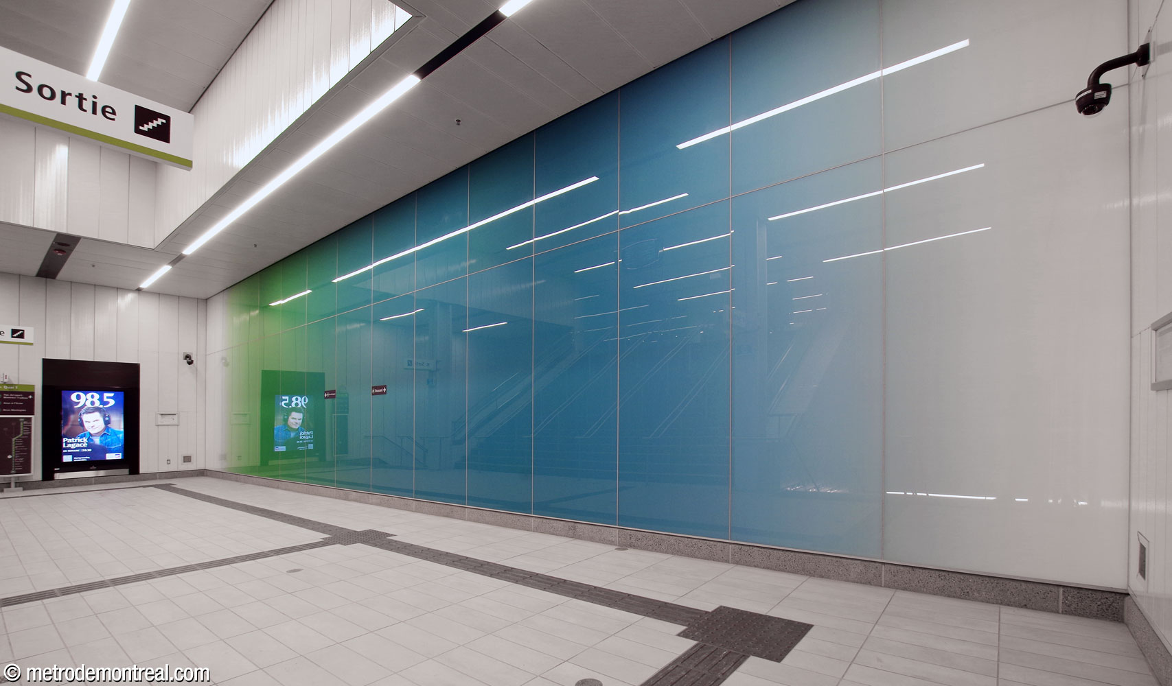 One of the station’s decorative gradient panels, this one white, green, and blue, located on the landing of the stairs down from the south ticket hall.