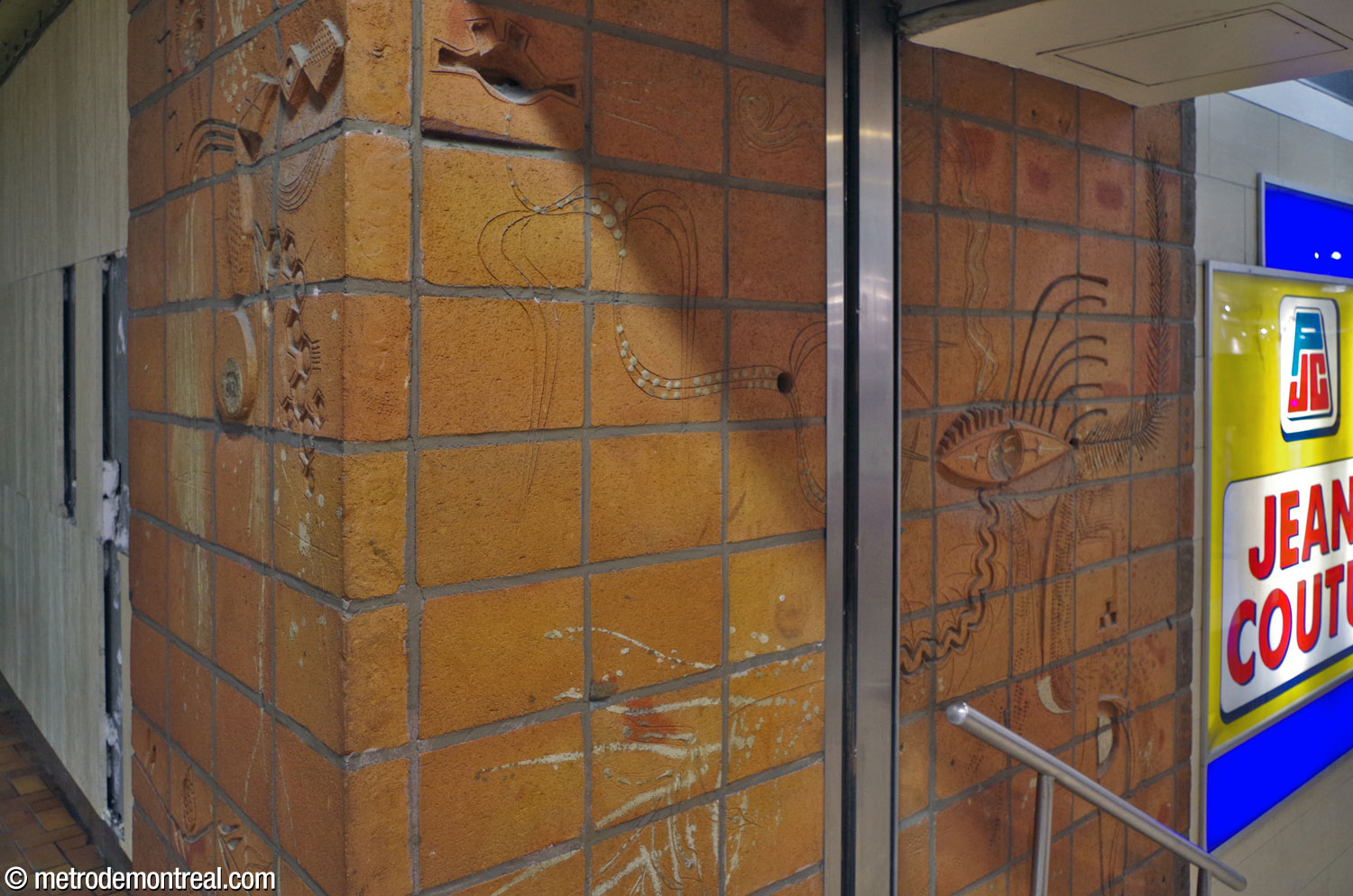 Detail of one of the reliefs by Maurice Savoie.