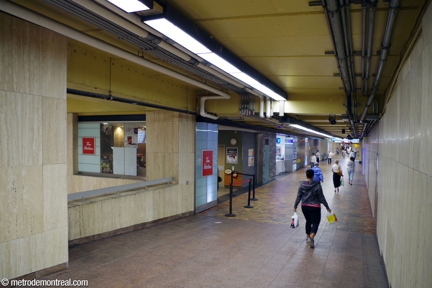 The south passage between the two ticket halls was added when the Tour KPMG was built.
