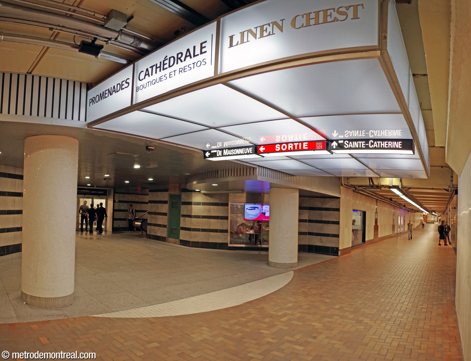 The access to Promenades Cathédrale, the Tour KPMG, and the De Maisonneuve Est exit from the south passage.