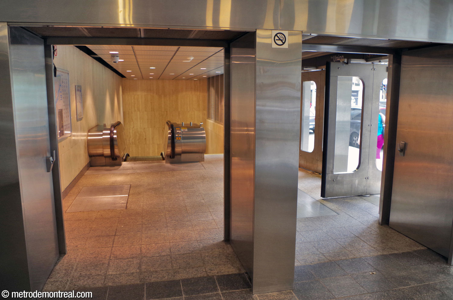 The interior of the Union Nord entrance. Behind the viewer is an indoor access to the building in which it is located.