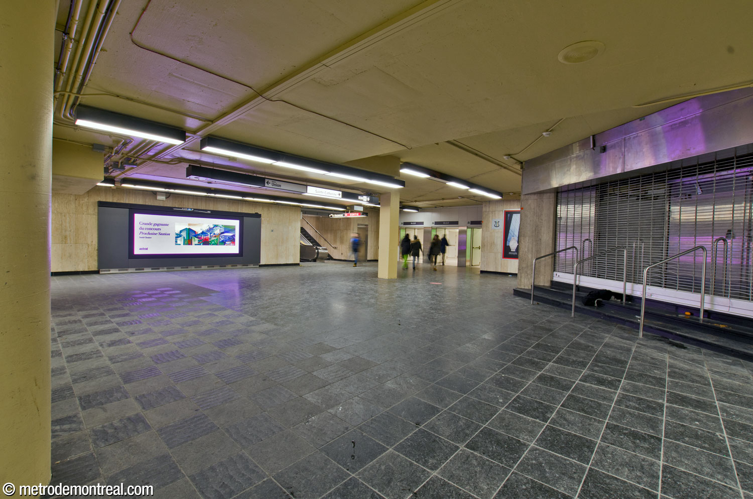 The western concourse, giving access to the De Maisonneuve Ouest exit, the passage to the REM, and the western entrance to Centre Eaton (just inside that passage), as well as to the McGill College and 705 De Maisonneuve Ouest exits (behind the viewer).