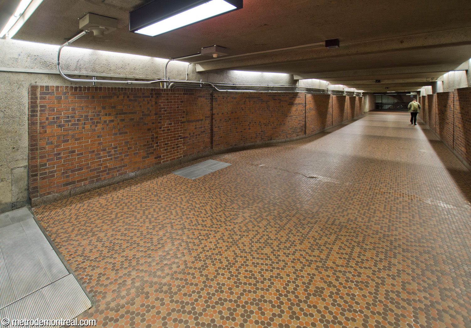 This tunnel runs under the intersection to connect the Monk Nord entrance to the station. It leads to a walkway in the main volume that continues on to the stairs to the ticket hall.