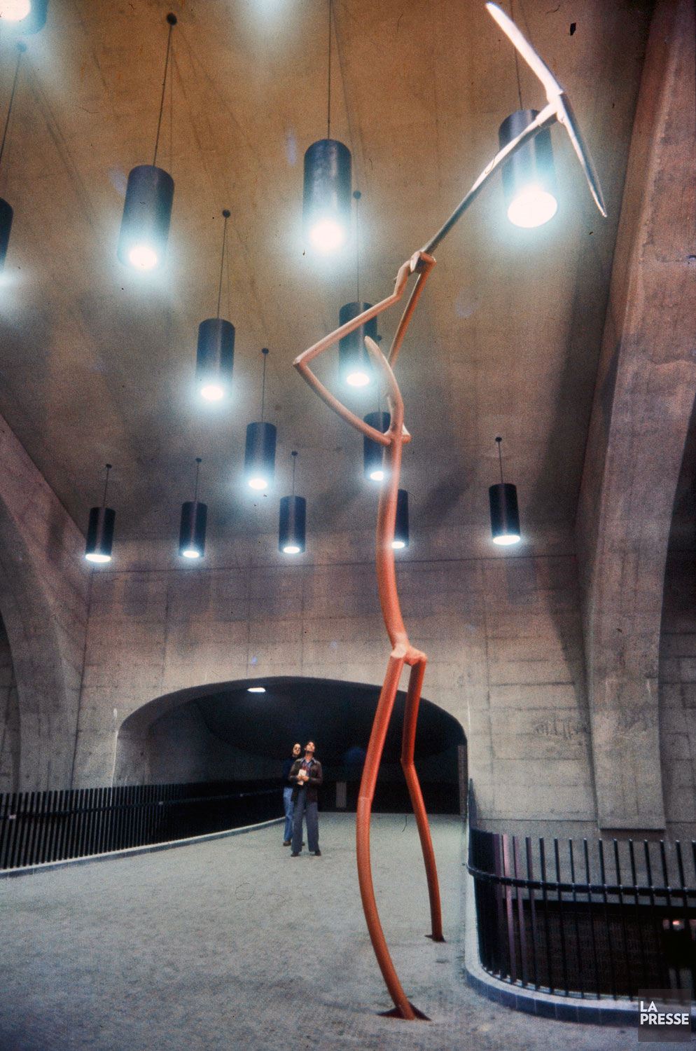 Hanging lamps formerly located in the main volume, about a year before the station opened. The reason for their removal is unknown but could be due to the wind generated by the trains.