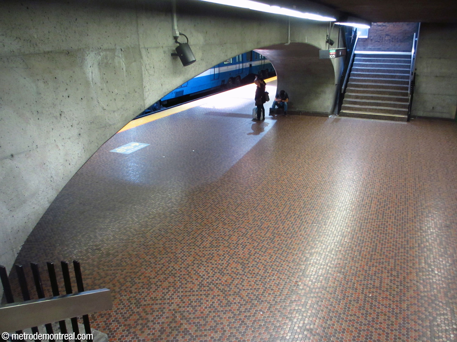 Rear view of the large oval arch over the access to the Honoré-Beaugrand platform.