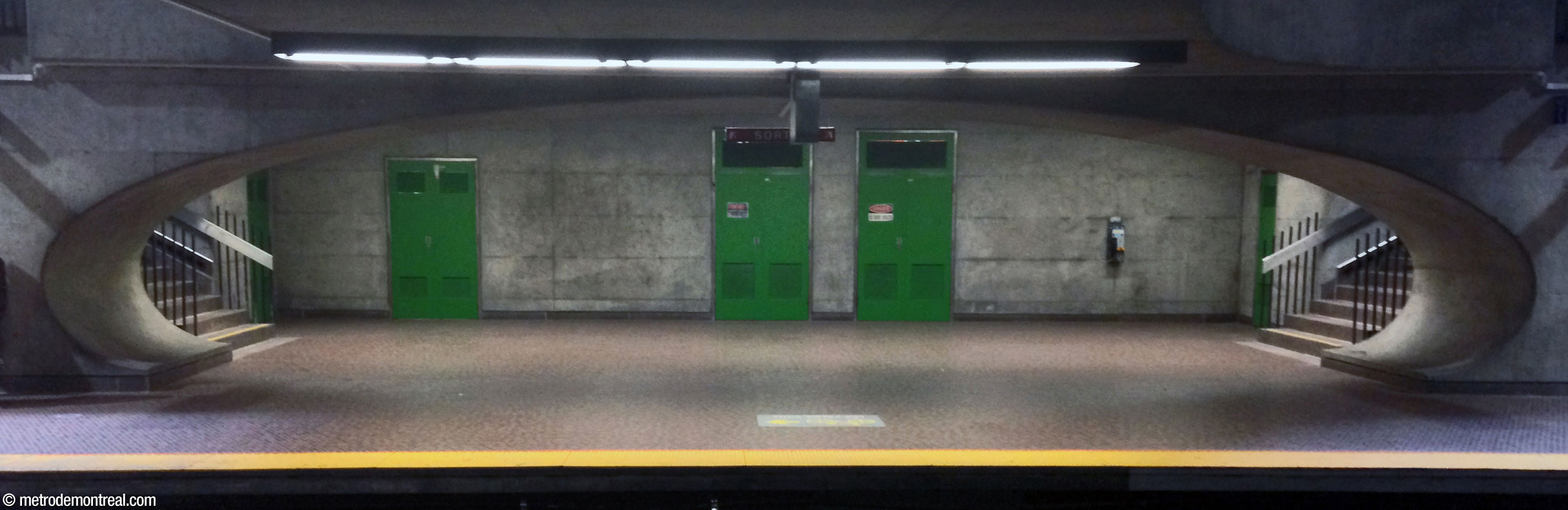 View of the large oval arch over the access to the Honoré-Beaugrand platform, seen from the opposite platform.