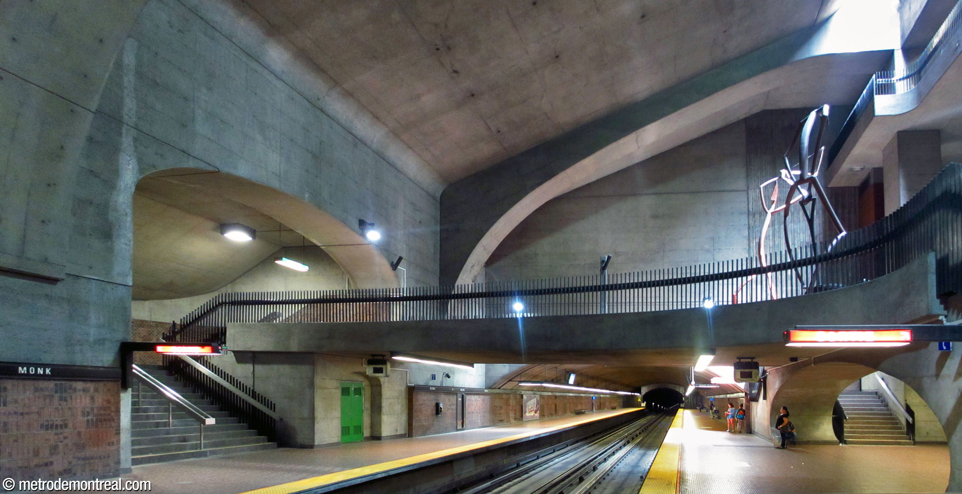 The transept and great volume, seen from the Honoré-Beaugrand platform. Notice one of the two buttresses supporting the ceiling, as well as the curves of the crossover and platform accesses.