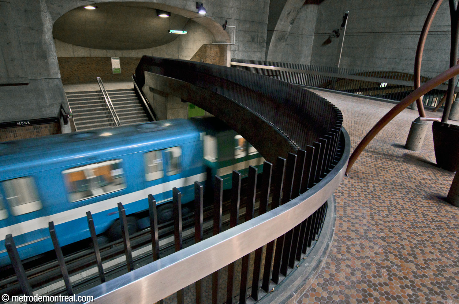 The curve of the crossover between the platforms and the arched recess enclosing the staircase to the Angrignon platform.