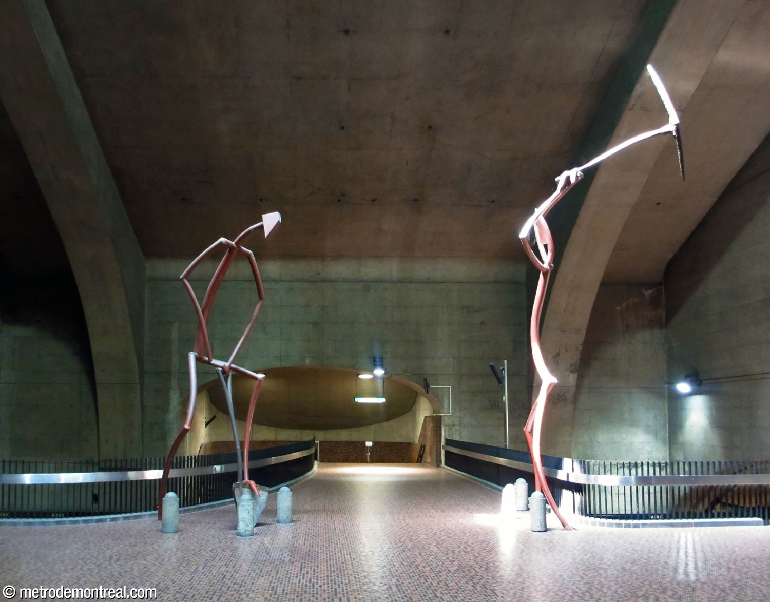 The sculptures Pic et Pelle, by Germain Bergeron, seen in context at transept level.