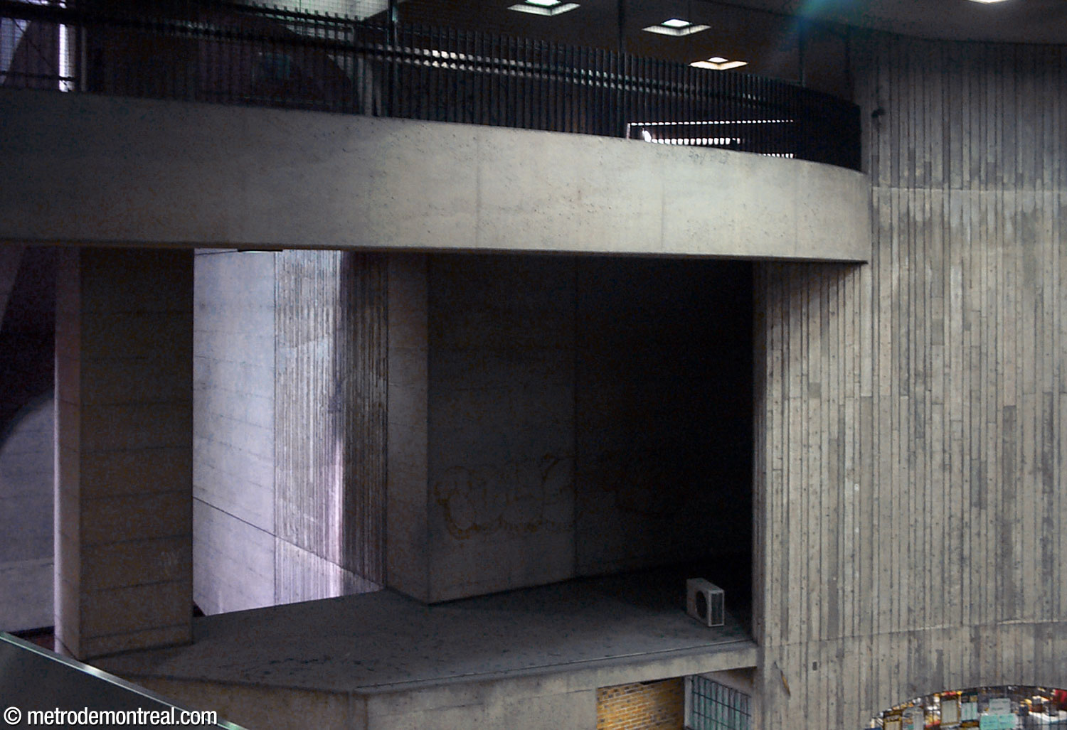 This dark space was formerly located above the concession in the ticket hall before being closed in 2004 to house technical installations.