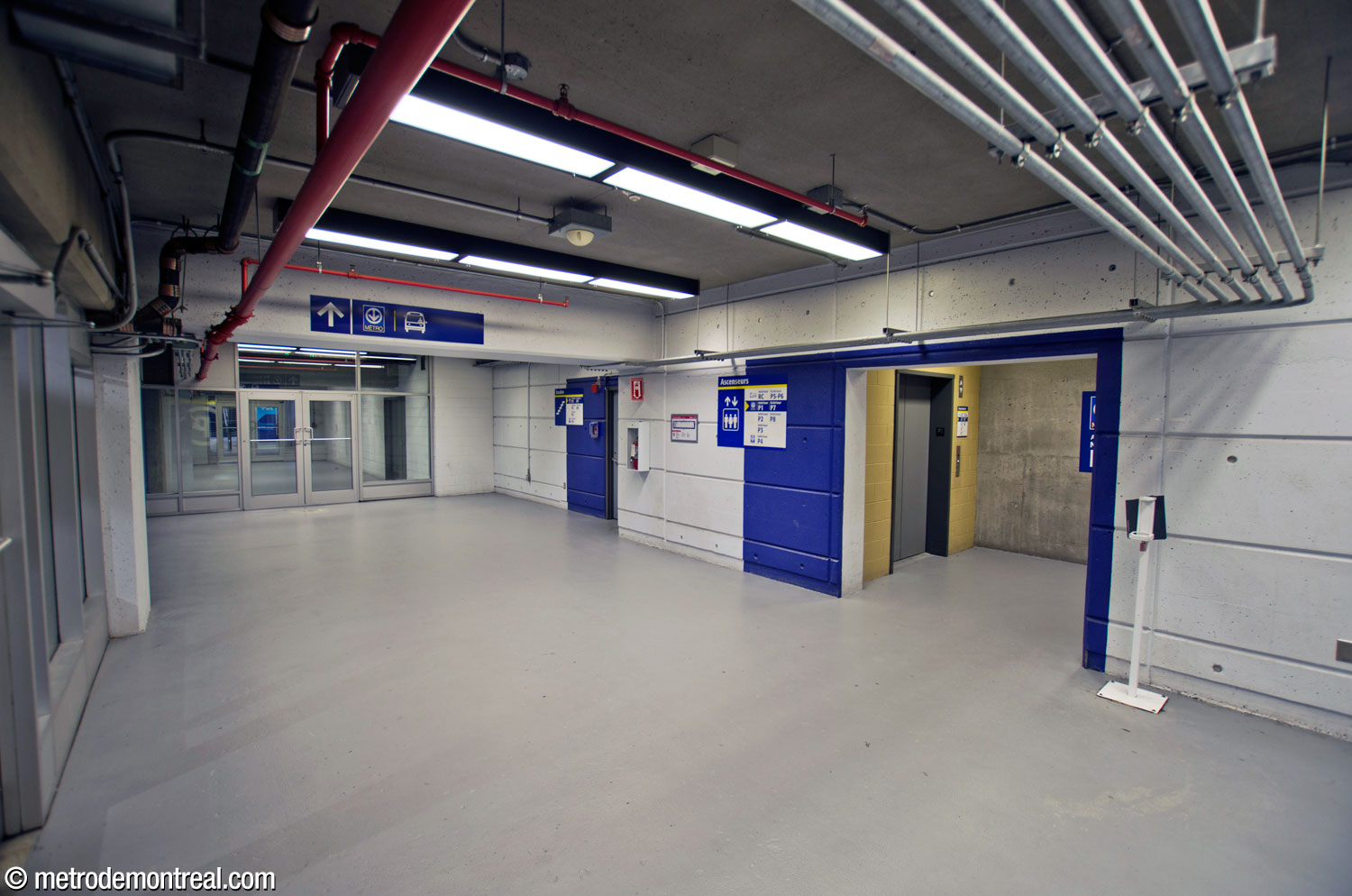 The access area on level P1 of the parking garage, leading to the metro station concourse and the elevator up to the bus terminal.
