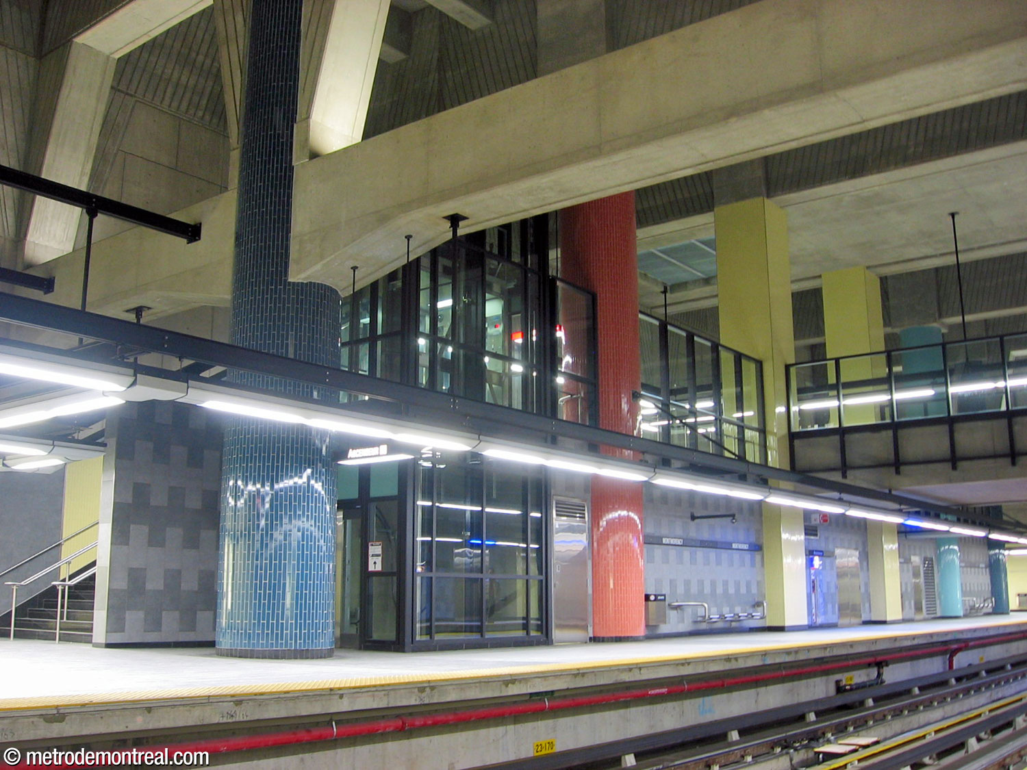 The round pillars along the platform seen in 2008, before their coloured tiles were removed.