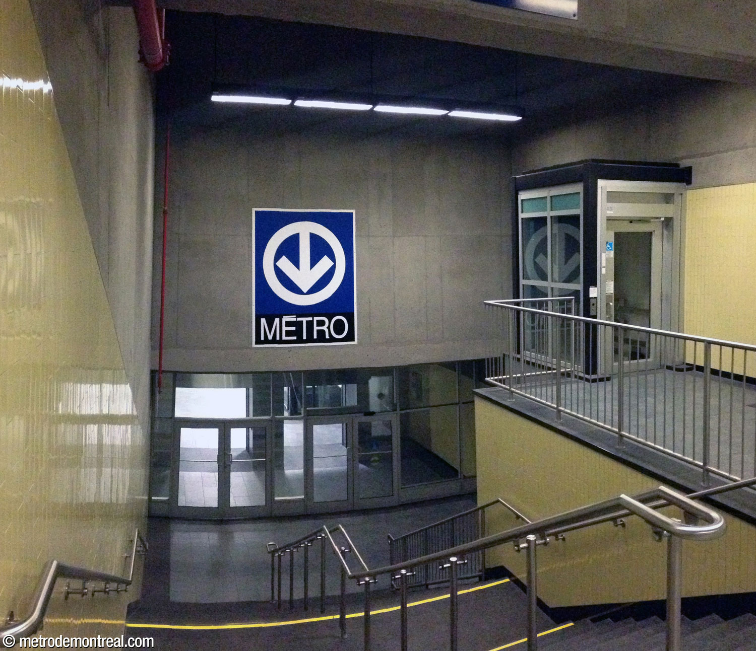 A unique small elevator connects the hallway on level P4 of the parking garage with the metro ticket hall.