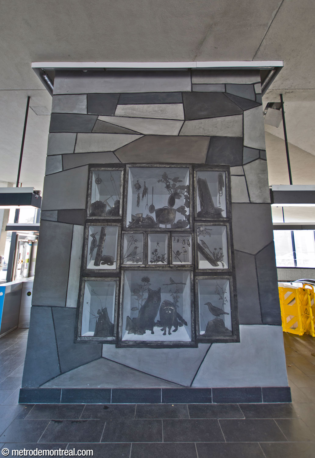 A section of Simon Bilodeau's mural Je reviens chez nous, on a north-facing wall in the headhouse, facing the main entrance. The inset depicts animals and plants of Mount Royal, along with tools and other items from the history of the Plateau district.