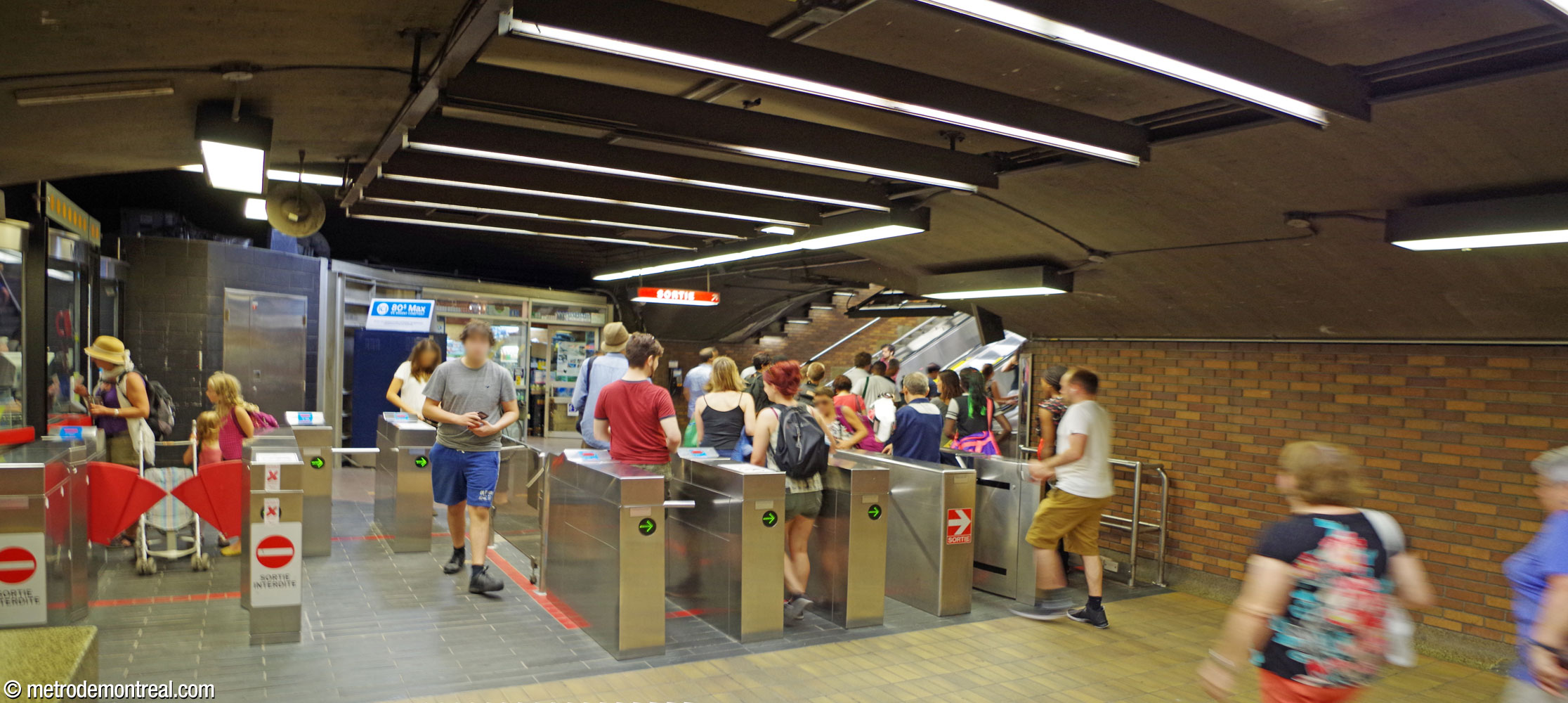 The 1999-2000 renovation saw the station's gateline moved to the transept level, crammed into the space between the foot of the escalators and the crossover. Over the years, different measures were taken to improve passenger flow through the cramped ticket hall, including offset turnstiles and a remote-controlled door, but to little avail.