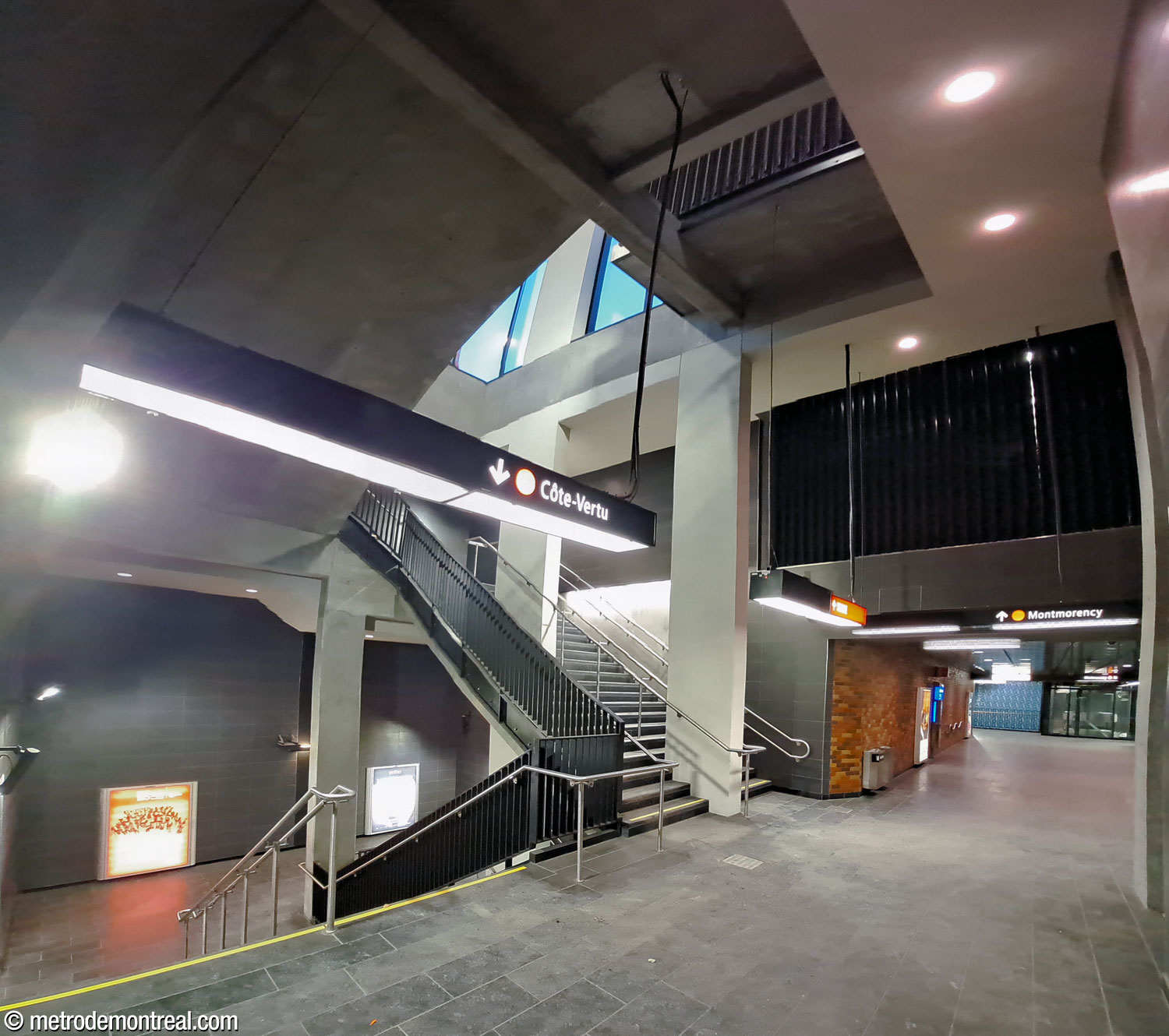 The landing in the new access stairwell, leading to the crossover to the Montmorency access (right).