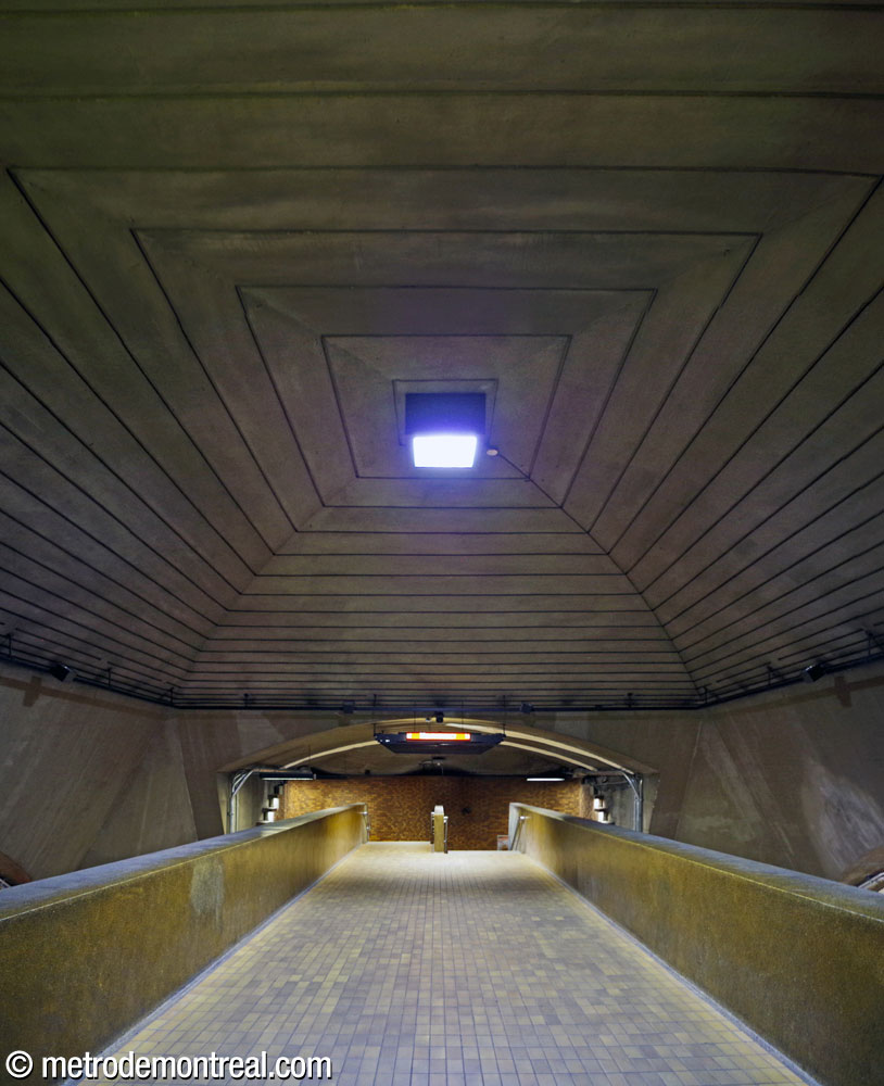 The transept and crossover serving the original access, facing toward the Montmorency platform. The crossing between the transept and trainroom is marked by a dramatic ceiling vault.