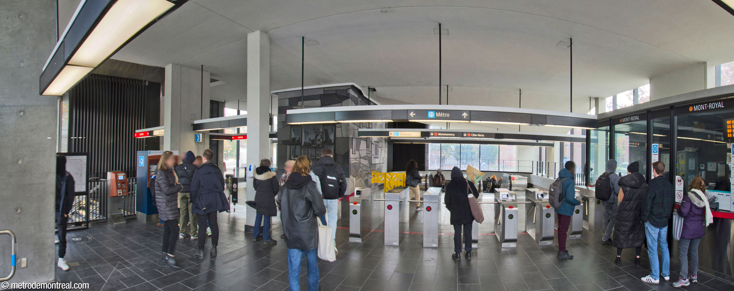 The interior of the headhouse, just inside the front entrance, leading to the main gateline. The gateline faces the original stairwell to the platforms; the new stairwell and elevator shaft are at left. At centre is Simon Bilodeau's mural Je reviens chez nous.
