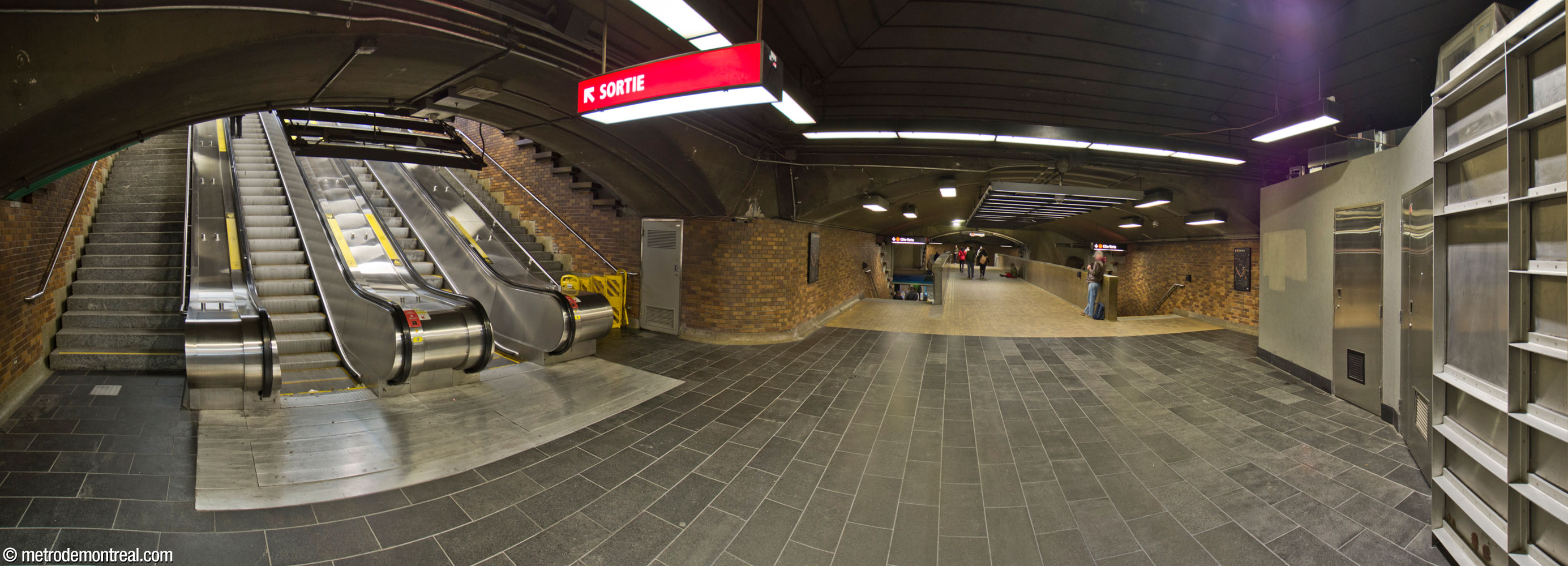 Panorama of the foot of the stairwell (left) and the transept and crossover (right) in the station's original access block.