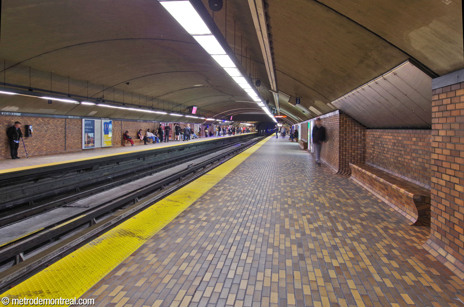 View of the trainroom from the Montmorency platform, looking north toward the accesses. One of the benches on each platform is recessed into the wall.