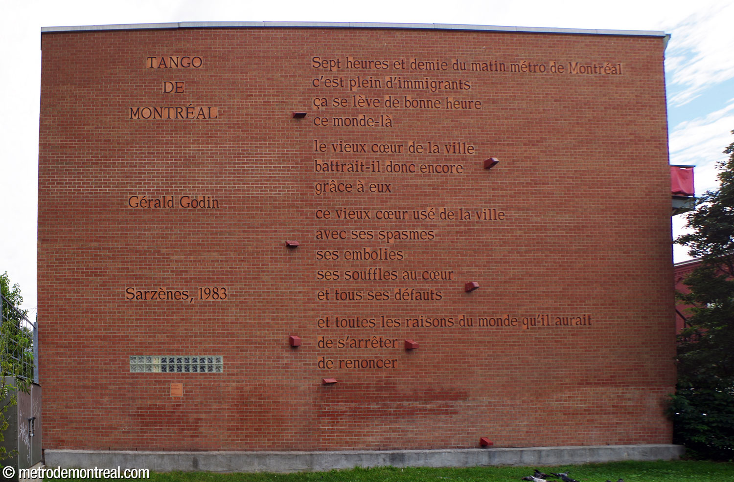 Tango de Montréal, a mural by Les Industries perdues, reproduces the poem of the same title by Gérald Godin on a wall adjacent to the station.