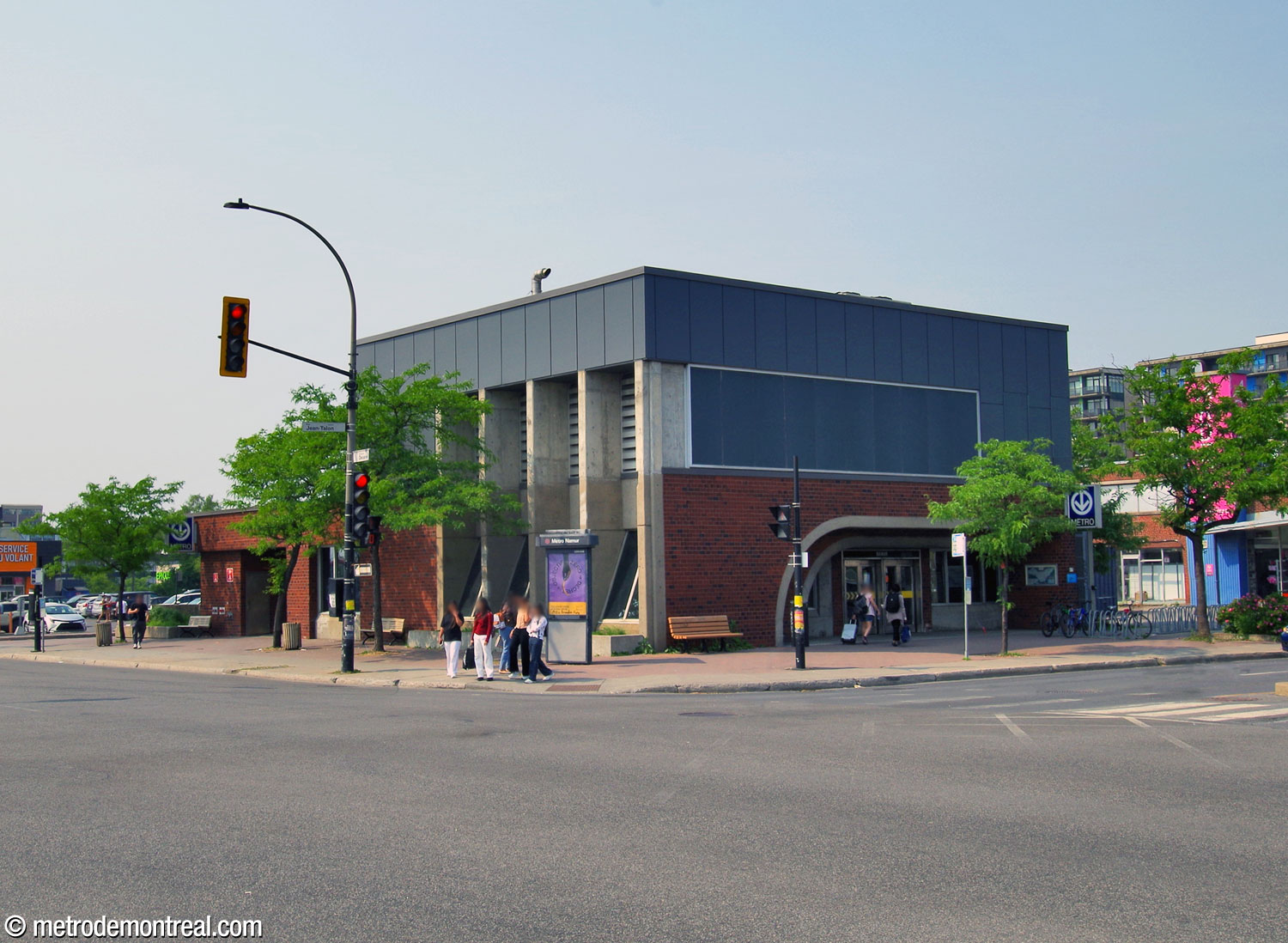 View of the west façade of the headhouse seen from across the intersection of Rue Jean-Talon and Boulevard Décarie. The slanted windows illuminate the stairwell. The panelled roof extension was added in 2015 and contains technical facilities.