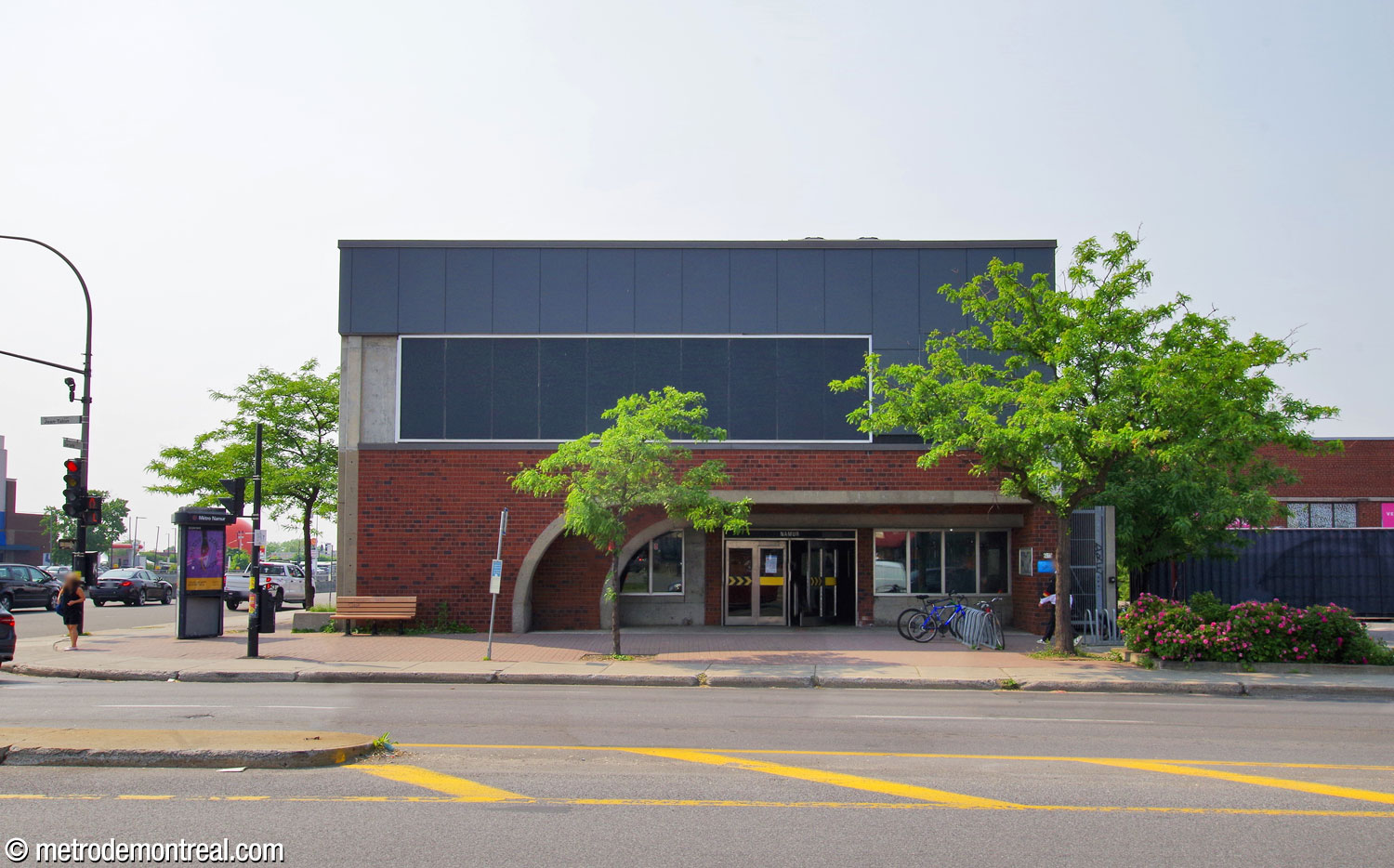 The south façade of the headhouse, on Rue Jean-Talon. The stepped arch over the entrance repeats the one located in the main volume.