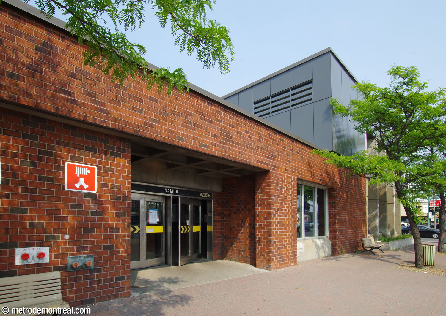 The entrance on Boulevard Décarie, on the west side of the headhouse.