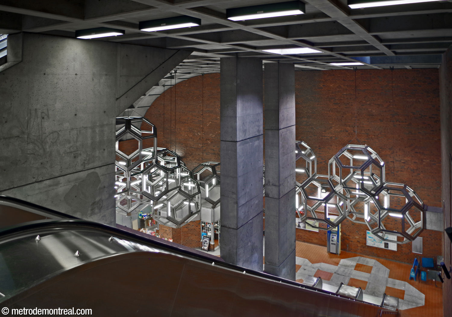 The stairwell down to the ticket hall offers impressive overviews of Système, starting at the head of the staircase on the landing.