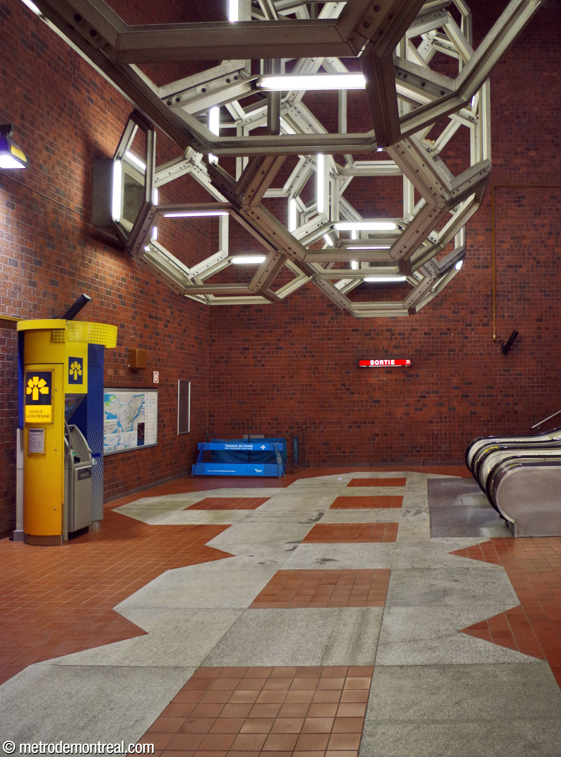 The patterns on the floor of the ticket hall follow and reproduce the geometric forms of Système, as though the sculpture were vertically projected onto the floor.
