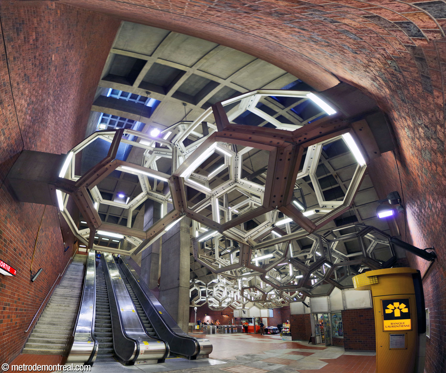 Hemispherical view of the main volume, showing the stairwell to the surface (left) and the ticket hall (right), with Système overhead.