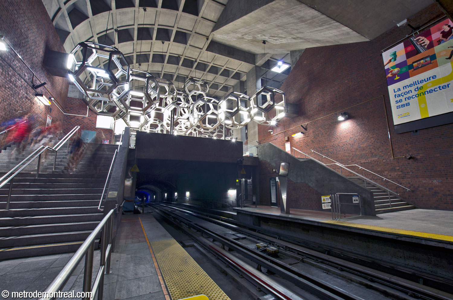 View of Système from the tail of the Montmorency platform. Note the asymmetry of the parapet over the tunnel mouth; the main volume and ticket hall are off centre from the tracks and trainroom, perhaps due to the proximity of Autoroute Décarie.