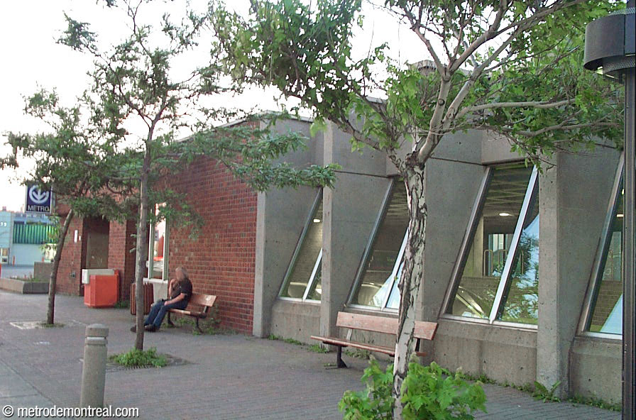 The station's headhouse before the 2015 addition, view of the façade facing Boul. Décarie