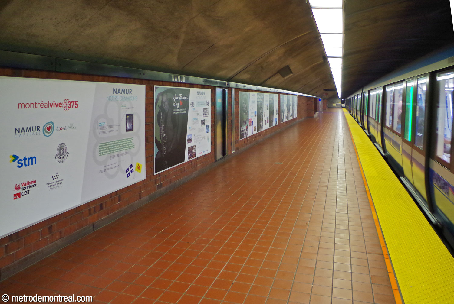Informational displays about the City and Province of Namur and other places called Namur, installed on the station platforms in 2017