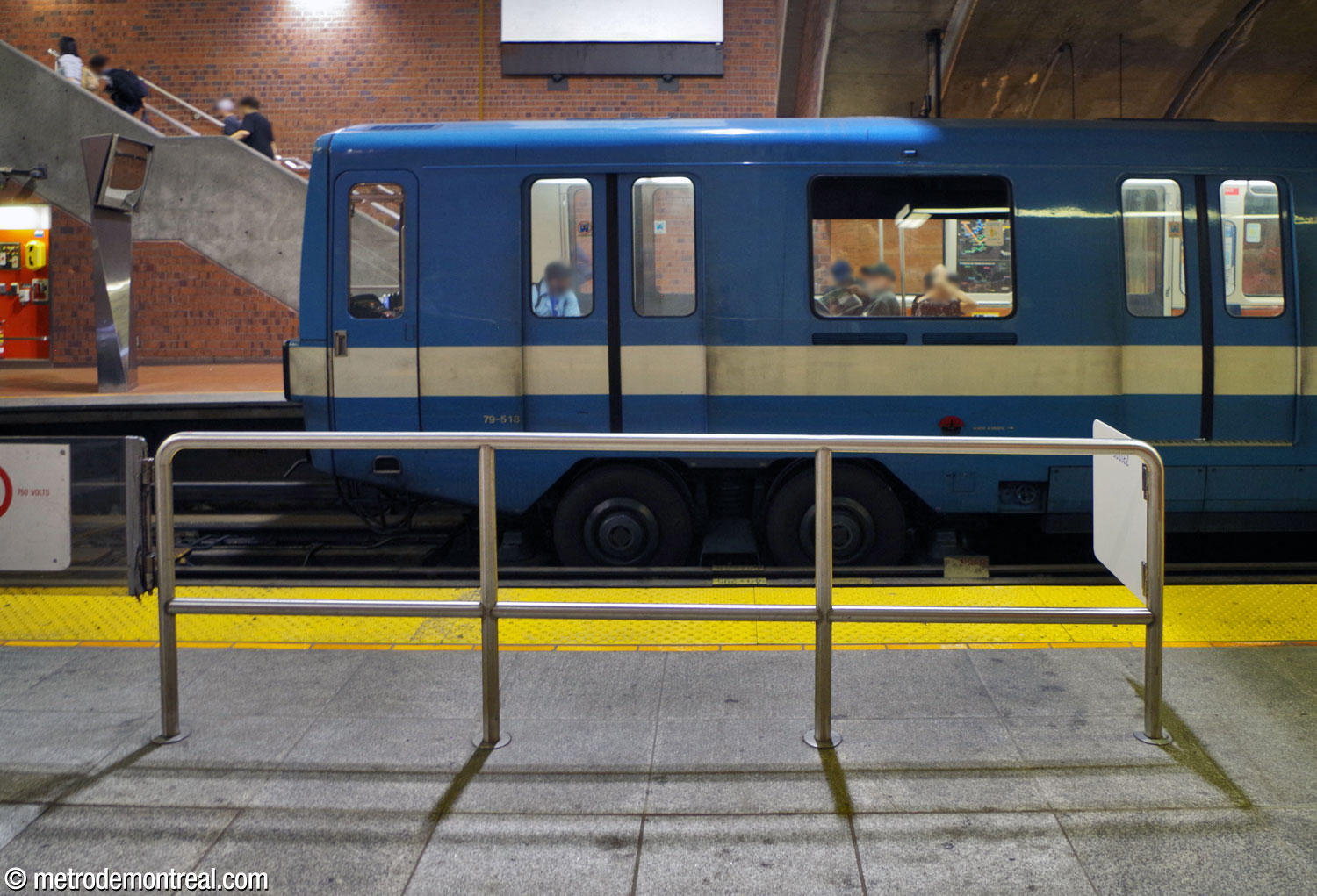 Barrier at the tail of the Montmorency platform across from a train standing at the Côte-Vertu platform, showing the offset between the two due to the increased platform length