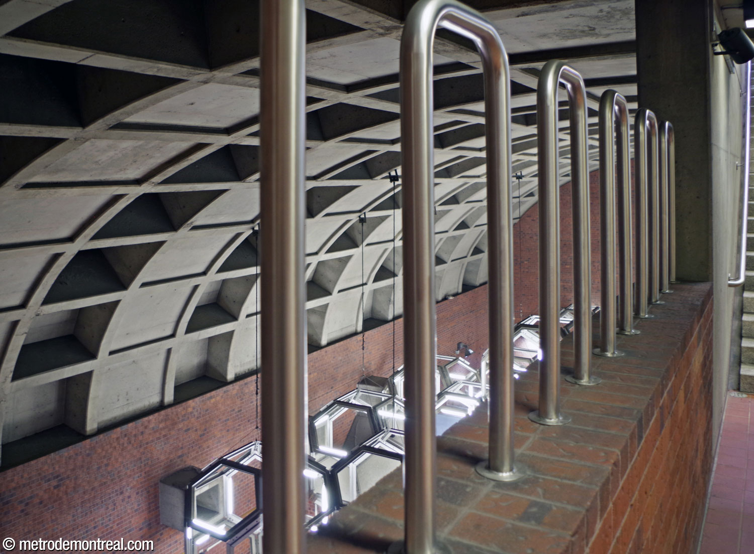 The landing of the staircase between street level and the ticket hall features a parapet overlooking the ticket hall.